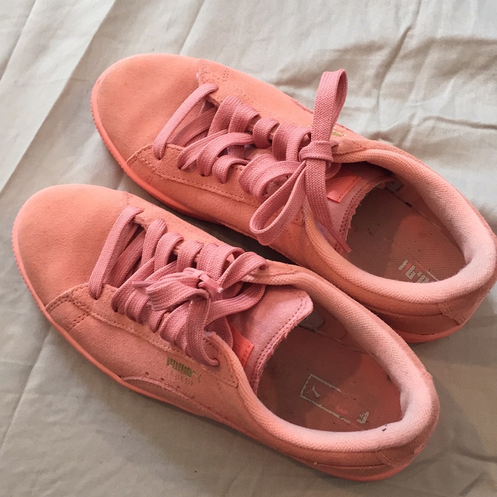 Salmon or coral color Pumas